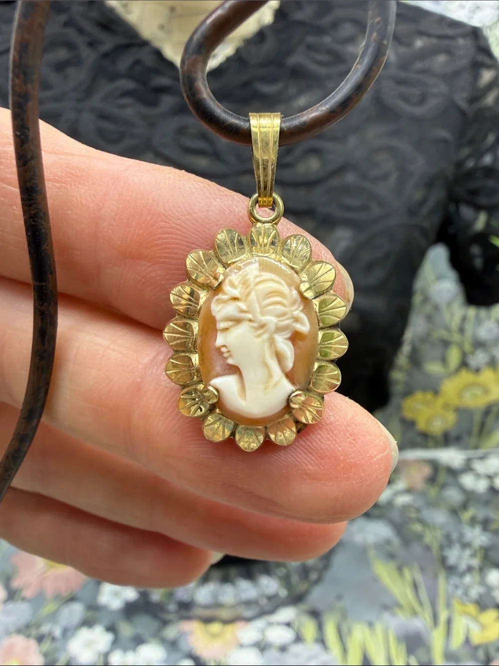 👑Mid-century shell cameo pendant set in an ornate scalloped gold frame